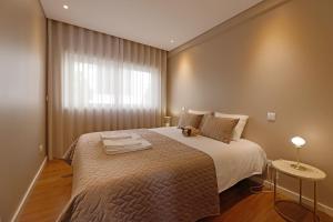 ポルトにあるApartamento da Musica - Boavista - OPENINGのテディベアのベッドがある寝室