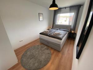 a small bedroom with a bed and a rug at Apartments-Badharzburg / Ferienwohnung im Zentrum in Bad Harzburg