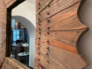 a brick wall with a wooden door in a room at Zur Glashütte in Fabrikschleichach