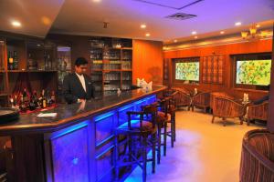 Lounge o bar area sa Nalapad's Hotel Bangalore International - Managed by Olive
