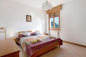 - une chambre avec un lit, une table et une fenêtre dans l'établissement Casa Suono del Sole, à Consiglio di Rumo