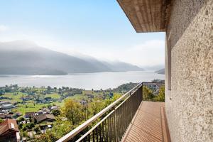 Elle comprend un balcon offrant une vue sur le lac et les montagnes. dans l'établissement Casa Suono del Sole, à Consiglio di Rumo