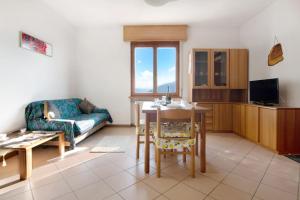 - un salon avec un canapé et une table dans l'établissement Casa Suono del Sole, à Consiglio di Rumo