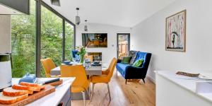 - une cuisine et une salle à manger avec une table et des chaises dans l'établissement Finest Retreats - Luxurious Hidden Cragg Vale Escape by Hebden Beck, à Hebden Bridge