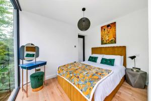 Finest Retreats - Luxurious Hidden Cragg Vale Escape by Hebden Beck في هيبدين بريدج: غرفة نوم بسرير وطاولة زرقاء