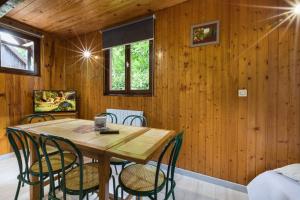 - une salle à manger en bois avec une table et des chaises dans l'établissement Chalets de la Wormsa, à Metzeral