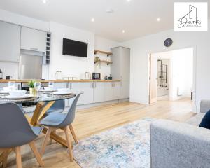 een keuken en een woonkamer met een tafel en stoelen bij Apartment 3 - Beautiful 1 Bedroom Apartment Near Manchester in Worsley
