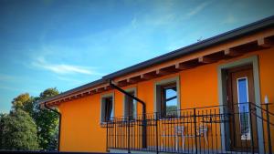 Bangunan di mana terletaknya rumah tamu ini