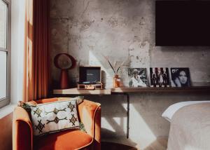 a bedroom with a desk with a chair and a computer at Cousins Boutique Hotel in Maastricht