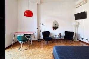 ミラノにあるStellar 70 Style Studio with Terrace-Heart of Milanのベッドルーム(テーブル、椅子、デスク付)