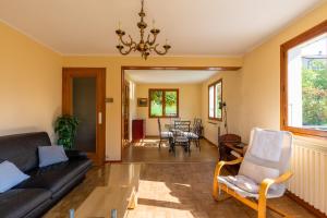 salon z kanapą i stołem w obiekcie Chalet Les Tourelles w Aix-les-Bains