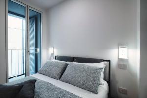 Łóżko lub łóżka w pokoju w obiekcie Cressoni Suite-Downtown Como