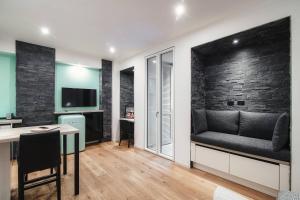 salon z kanapą i stołem w obiekcie Cressoni Suite-Downtown Como w Como +19 zdjęć