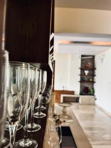 班加羅爾的住宿－LUHO Grande，厨房里的柜台上一排酒杯