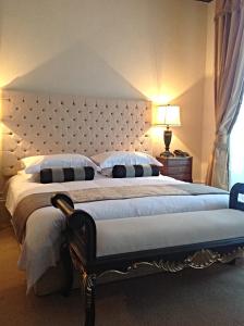 um quarto com uma cama grande e uma grande cabeceira. em The Georgian Town House Hotel em Liverpool