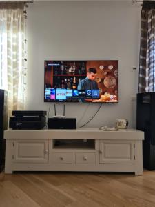 En TV eller et underholdningssystem på Casa di Anna a Perugia