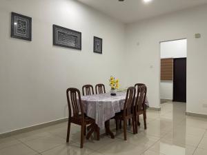 a dining room with a table and chairs at MMG D'Bertam Homestay For Malay Only in Kampong Permatang Durian