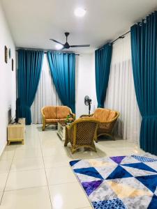 ein Wohnzimmer mit blauen Vorhängen und einem Sofa in der Unterkunft MMG D'Bertam Homestay For Malay Only in Kampong Permatang Durian