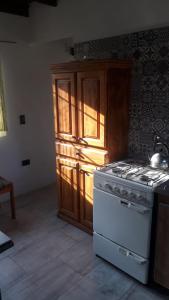 uma cozinha com um fogão e uma bancada em Casuarinas em La Estafeta