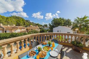- un balcon avec une table et de la nourriture dans l'établissement Villa Arata, à Alcanada