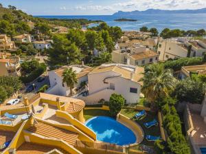 - une vue aérienne sur une villa avec une piscine dans l'établissement Villa Arata, à Alcanada