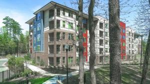 un edificio de apartamentos con ventanas de color rojo azul y blanco en Modish and Spacious Apartments at The Exchange on Erwin in Durham, North Carolina en Durham