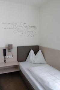 Postel nebo postele na pokoji v ubytování Hotel Lokomotive