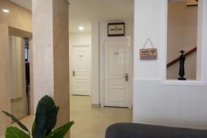 um corredor com uma porta branca e uma planta em Dalat Blanc Hotel & Apartment em Da Thanh