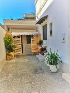 ein weißes Haus mit Pflanzen davor in der Unterkunft Ingrosso house Mini loft Lecce in Lecce