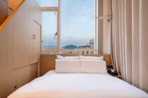 Postel nebo postele na pokoji v ubytování Aank Hotel Hongdae