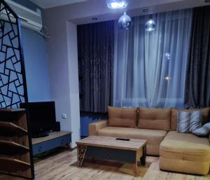 sala de estar con sofá y mesa en ELISA Apartment 20A Center-Skopje en Skopje