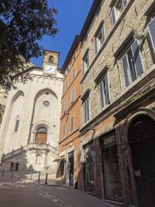 een gebouw met een klokkentoren erop bij Casa Sant'Ercolano in Perugia
