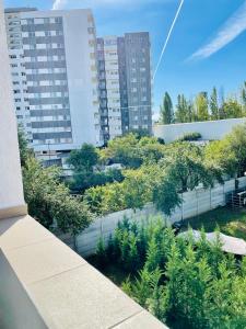 vistas a un jardín con árboles y edificios en Dream Sury Apartment - metrou Leonida, spital Obregia, en Bucarest