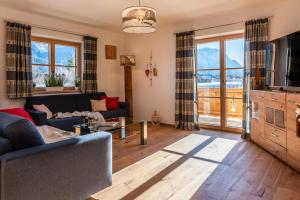 una sala de estar con un sofá y una mesa en Ferienwohnungen Anton Geierstanger, en Wallgau