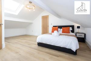 a bedroom with a large bed with orange pillows at Apartment 5 - Beautiful 1 Bedroom Apartment Near Manchester in Worsley