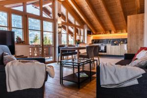 sala de estar con mesa y algunas sillas en Ferienwohnungen Anton Geierstanger, en Wallgau