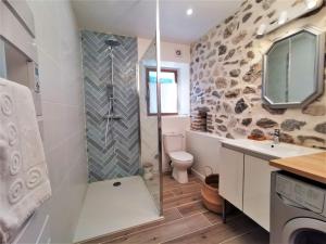 La salle de bains est pourvue d'une douche, de toilettes et d'un lavabo. dans l'établissement LA FERMETTE - Wifi - Parking - Netflix - Disney+, à Saint-Jorioz