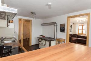 een keuken en een woonkamer met een fornuis en een bank bij Säntisblick in Weitnau