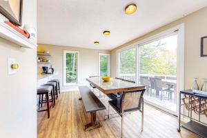 uma cozinha e sala de jantar com mesa e cadeiras em Beautiful Four Season Mountain Retreat em Campton