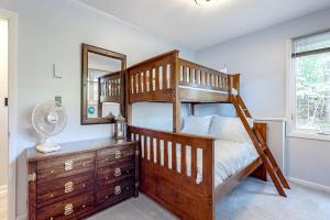 - une chambre avec des lits superposés, un miroir et une commode dans l'établissement Beautiful Four Season Mountain Retreat, à Campton
