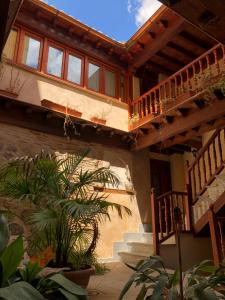 une maison avec un escalier et un bâtiment avec des fenêtres dans l'établissement Apart. Palacio Canónigo 7 - Junto Catedral, à Tolède