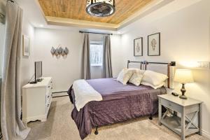 een slaapkamer met een bed, een bureau en een televisie bij Convenient Fairbanks Guest Suite with Grill! in Fairbanks
