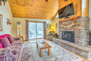 sala de estar con chimenea de piedra y TV en Château Forêt with Hiking Trail Access Nearby, en Big Bear City