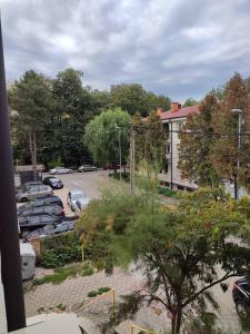 uma vista de um parque de estacionamento com carros estacionados em Apartman Jana em Bijeljina