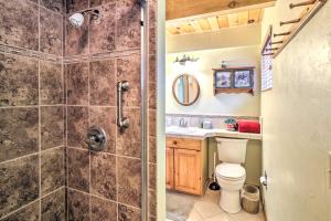 Un baño con ducha, inodoro y lavabo. en Château Forêt in Big Bear with Hiking Trail Access, en Big Bear City 28 fotos más