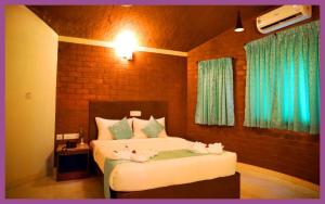 - une chambre avec un lit avec des oiseaux dans l'établissement GG Resorts, à Auroville
