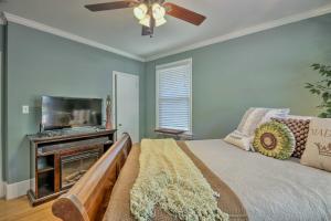 Postel nebo postele na pokoji v ubytování Columbia Cyclist Escape USC and Fort Jackson!