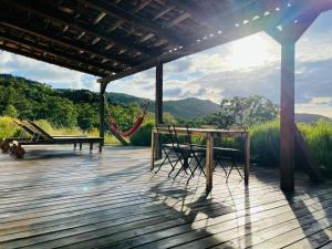 una terraza con hamaca, mesa y banco en Quinta Do Marvao, en Marvão