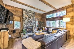 1 Mi to Commons Beach Tahoe City Getaway!的休息区