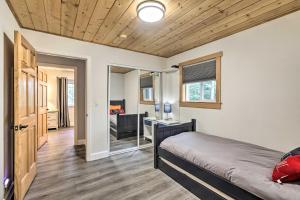 1 Mi to Commons Beach Tahoe City Getaway!客房内的一张或多张床位